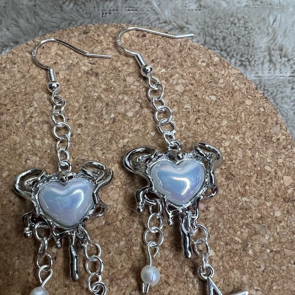Melting Heart Star Earrings - Picture 2 of 3